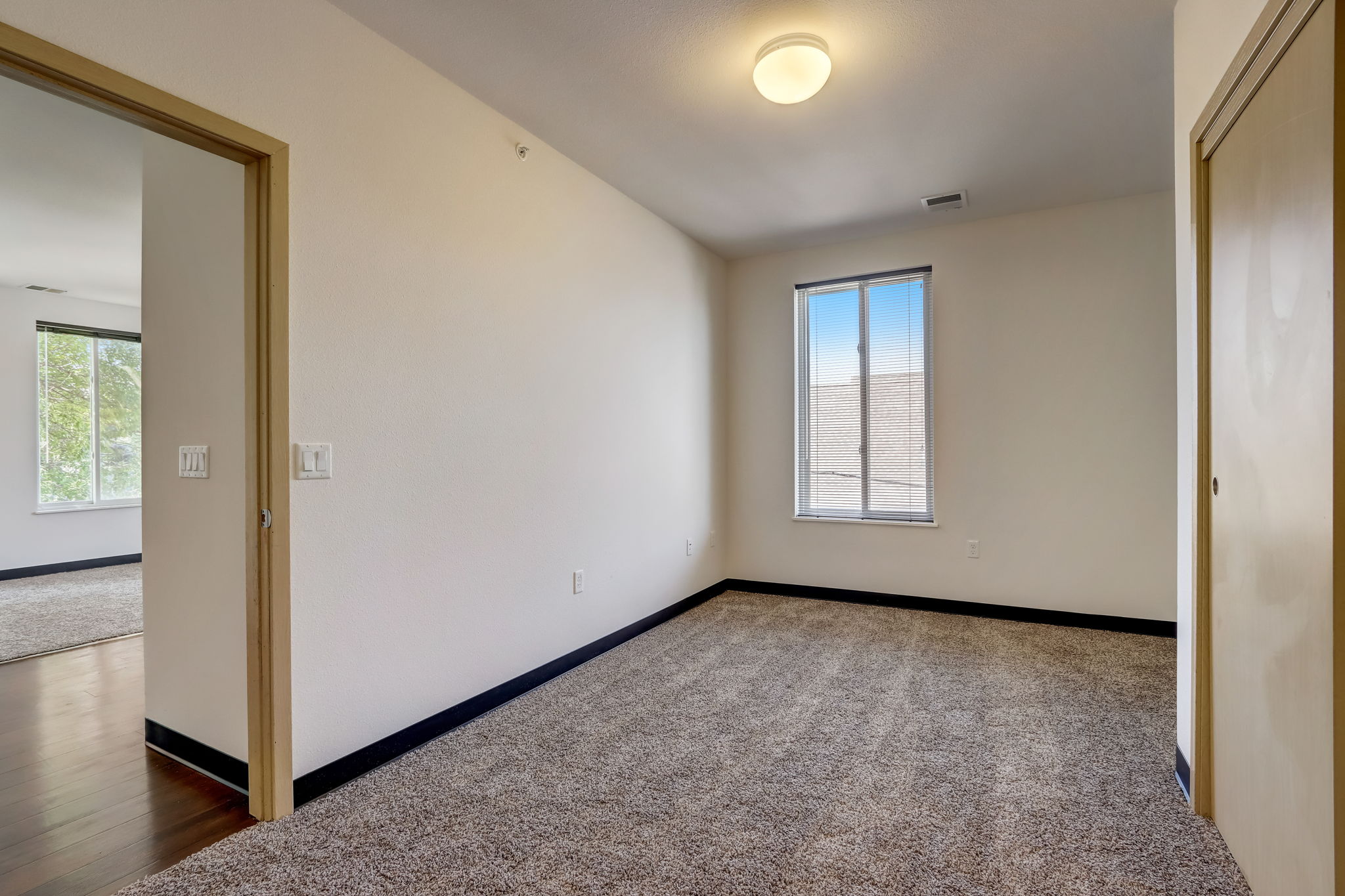 14816-web-or-mls-E Brown St 302-016.jpg
